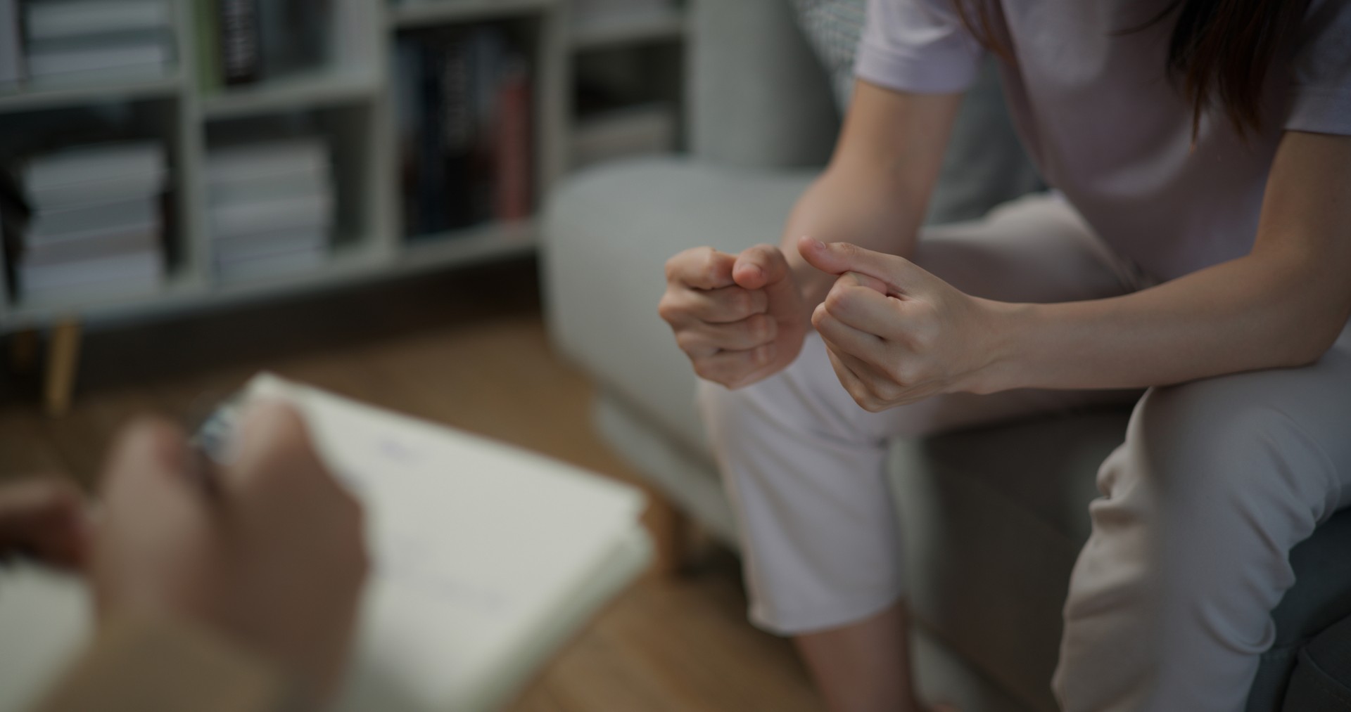 Manos de un paciente joven mientras habla con el terapeuta con estrés, confusión o miedo